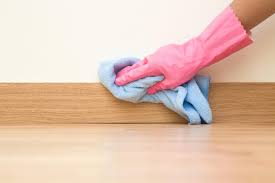 Hand dusting a wood surface